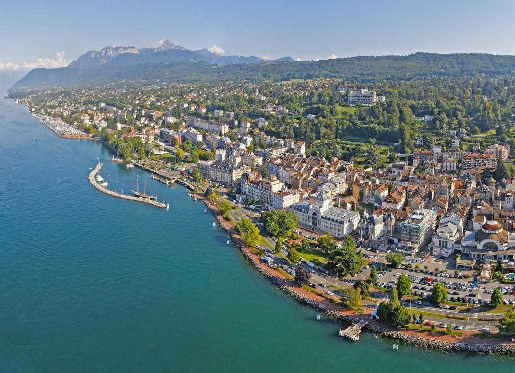 L'Oasis Hotel Evian-les-Bains Bagian luar foto